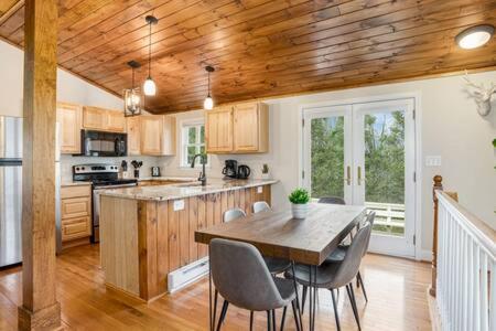 Harpers Ferry Cabin w Hot Tub, Huge Deck, Firepit, & WiFi! in Harpers Ferry, USA