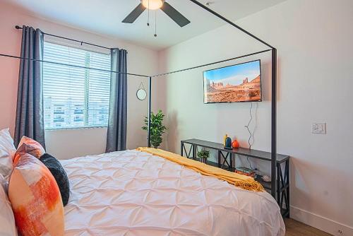 Barrett Jackson-Dine-Golf-Swim-King Bed-WFH-Parking - S439 detail