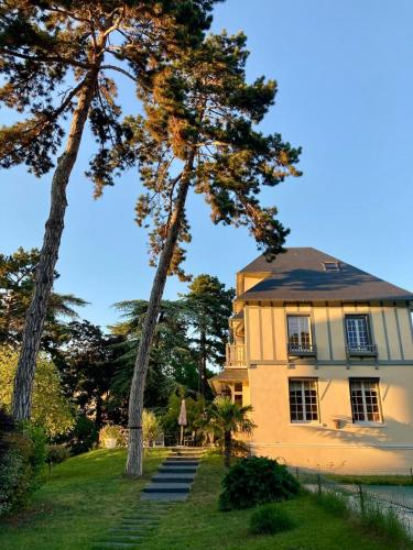 Grande Maison Familiale - Piscine & Jardin - Les Frères de la Loc' - Location, gîte - Rueil-Malmaison