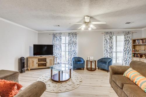 Pet-Friendly Millbrook Home Patio and Yard! in Millbrook, USA