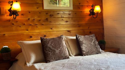 1 queen bed, 2 twin beds