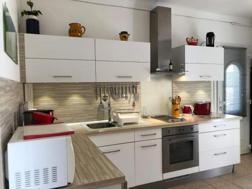 Cucina, Appartement dans la villa "La Méridiane" (Appartement dans la villa "La Meridiane") in Laval