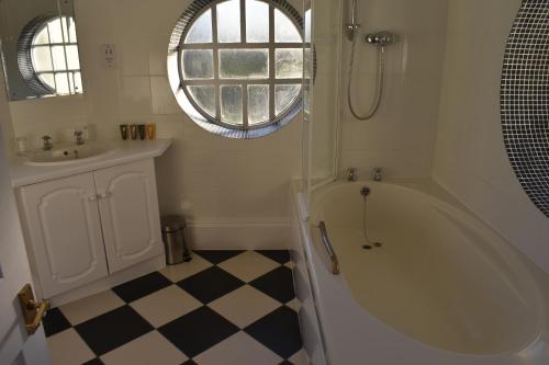 Bathroom, Botleigh Grange Hotel in Eastleigh