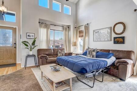 AC 2960sqft MountainViews FirePit Basketball WD near Will Rogers Shrine of the Sun