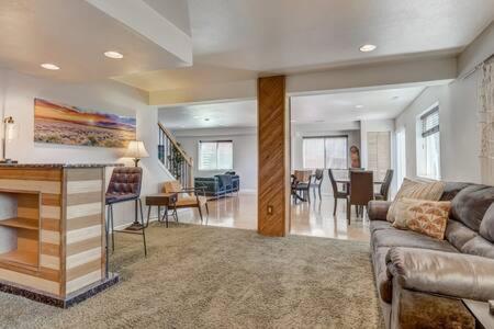 AC 2960sqft MountainViews FirePit Basketball WD near Will Rogers Shrine of the Sun