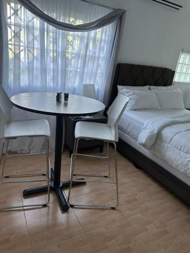 Eagles Nest Villa Studio AC TV WIFI Fan Luxury Modern