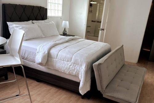 Eagles Nest Villa Studio AC TV WIFI Fan Luxury Modern in Poor Mans Corner