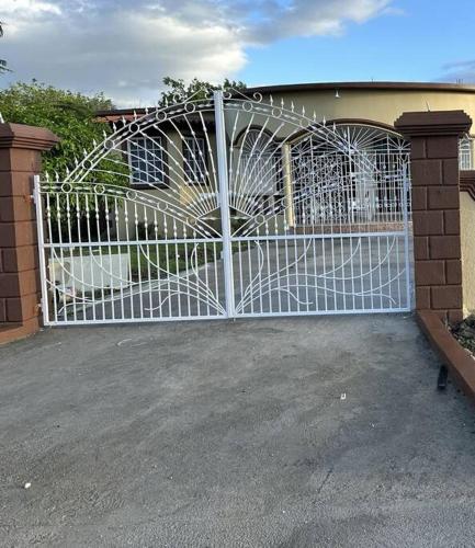 Eagles Nest Villa Studio AC TV WIFI Fan Luxury Modern in Poor Mans Corner
