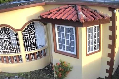 Eagles Nest Villa Studio AC TV WIFI Fan Luxury Modern in Poor Mans Corner