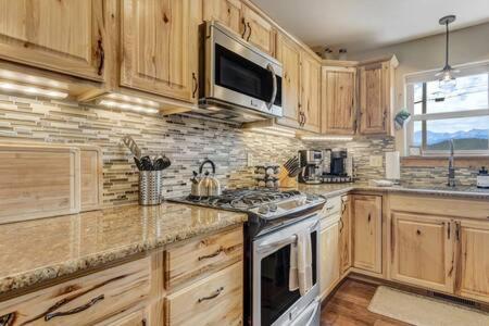 Cabin~Views~Heart of Town~W&D~Fireplace~Kitchen in Woodland Park, USA