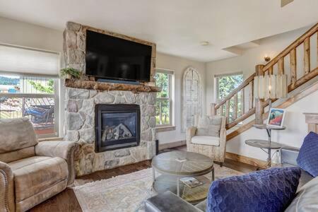 Cabin~Views~Heart of Town~W&D~Fireplace~Kitchen in Woodland Park, USA