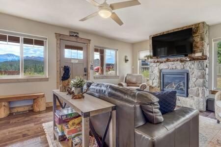 Cabin~Views~Heart of Town~W&D~Fireplace~Kitchen in Woodland Park, USA