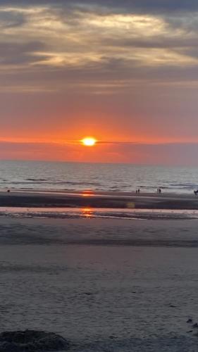 Les Obiones, Fort Mahon Plage, magnifique studio cabine 4p vue latérale mer avec balcon , parking privé gratuit, wifi, classé 2 étoiles, exposition plein sud en Baie de Somme