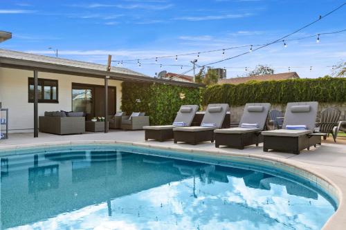 NEW Central Scottsdale HotTub Pool GreatRoom 5bd Sleep14