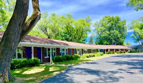 Elk Rapids Lakeshore Inn - image 8