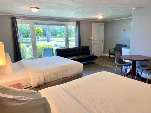 Elk Rapids Lakeshore Inn