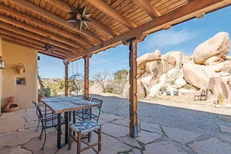 Hot Tub Boulders Art-Infused Adobe- Stella in Yucca Valley, USA