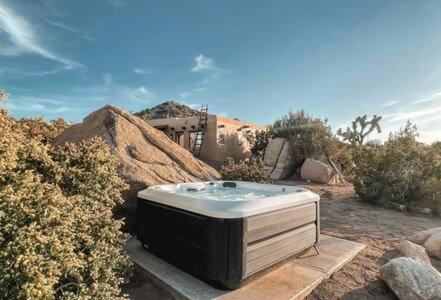 Hot Tub Boulders Art-Infused Adobe- Stella in Yucca Valley, USA