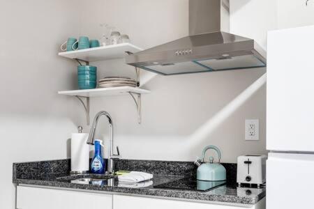 G2 CENTRAL LOCATION museums FREE PARKING near Virginia Művészeti Múzeum