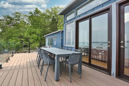 Private Breathtaking Lake House on Cayuga lake in Romulus, USA