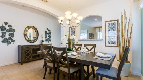 Palm Golf- 6 Bedroom Home with a south facing pool relaxing spa and game room in a gated resort - image 13