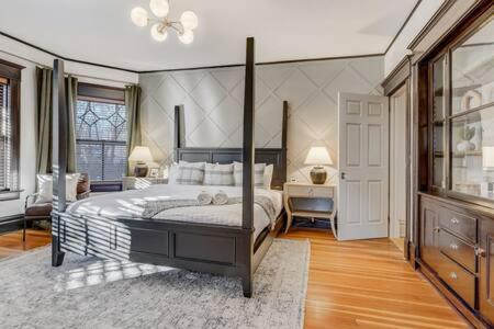 Noble Mansion 7 Bedrooms w Hot Tub Firepit & BBQ in Colorado Springs, USA