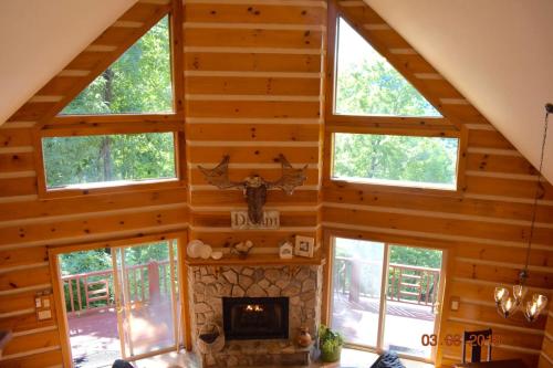 Mountain Top Log Cabin, HOT TUB, fire-pit, WiFi in Bryson City, USA