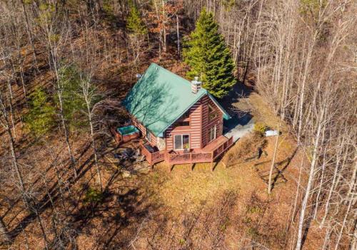 Mountain Top Log Cabin, HOT TUB, fire-pit, WiFi in Bryson City, USA