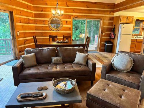 Mountain Top Log Cabin, HOT TUB, fire-pit, WiFi in Bryson City, USA