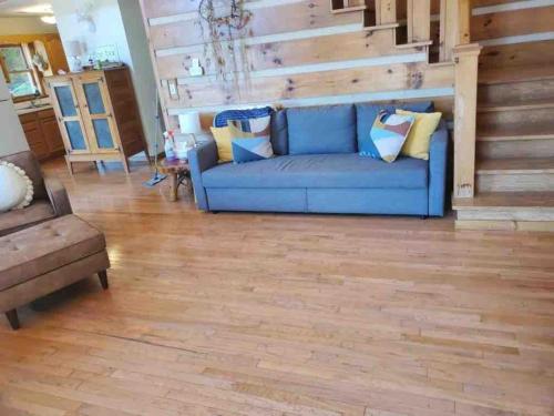 Mountain Top Log Cabin, HOT TUB, fire-pit, WiFi in Bryson City, USA