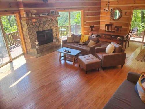 Mountain Top Log Cabin, HOT TUB, fire-pit, WiFi in Bryson City, USA