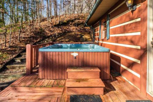 Mountain Top Log Cabin, HOT TUB, fire-pit, WiFi in Bryson City, USA