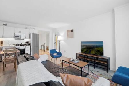 2BR 3BA Ocean Front condo on the Boardwalk CozySuites - image 10