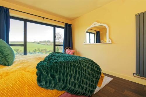 Cheerful Family Friendly Cottage Patio with BBQ, Kent