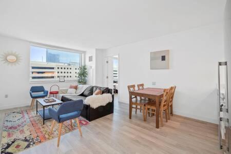 CozySuites at Showboat Bold 2BR 3BA Beachfront Retreat - main image