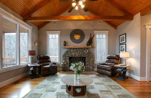 Viewmont Deck, Fire Pit & Breathtaking Mountain Views! in Black Mountain, USA