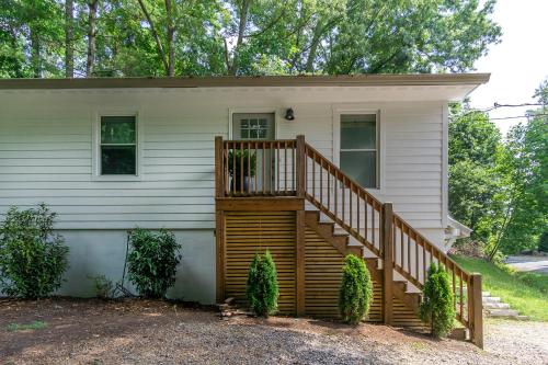 Cottontail Cottage Pet-friendly, Fire Pit & 10 Min. to Downtown AVL! in Asheville, USA