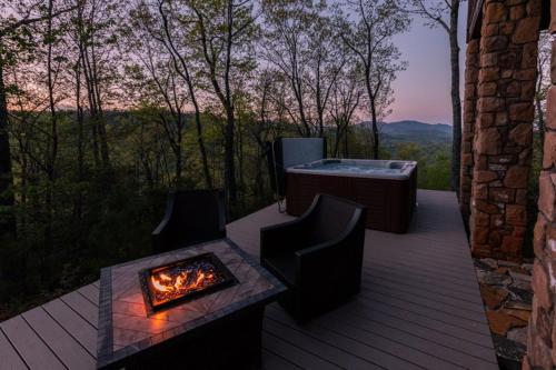 Black Mountain Log Cabin Secluded, Pet-friendly 3BD with Hot Tub & Views! in Black Mountain, USA