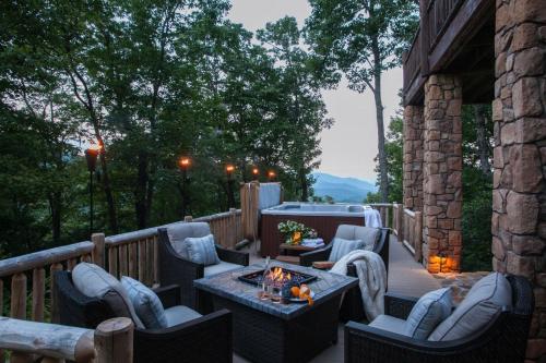 Black Mountain Log Cabin Secluded, Pet-friendly 3BD with Hot Tub & Views! in Black Mountain, USA