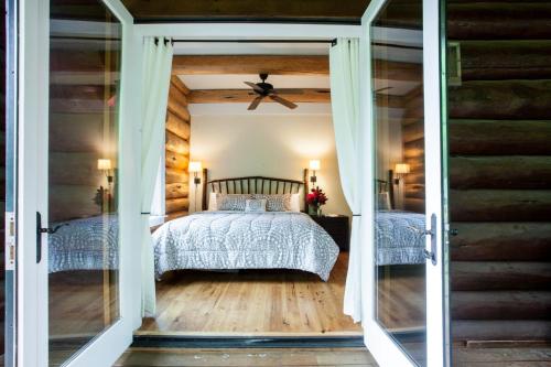 Black Mountain Log Cabin Secluded, Pet-friendly 3BD with Hot Tub & Views! in Black Mountain, USA