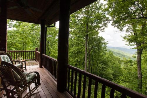 Black Mountain Log Cabin Secluded, Pet-friendly 3BD with Hot Tub & Views! in Black Mountain, USA