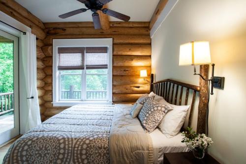 Black Mountain Log Cabin Secluded, Pet-friendly 3BD with Hot Tub & Views! in Black Mountain, USA
