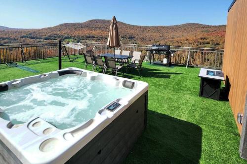 Modern Mountain House In Catskill Mountains NY with Hot Tub on the Roof