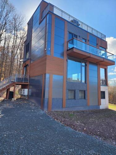 Modern Mountain House In Catskill Mountains NY with Hot Tub on the Roof