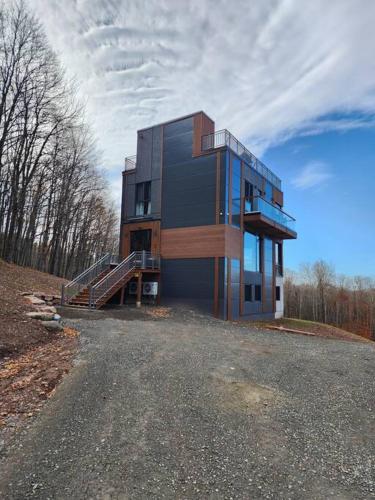 Modern Mountain House In Catskill Mountains NY with Hot Tub on the Roof