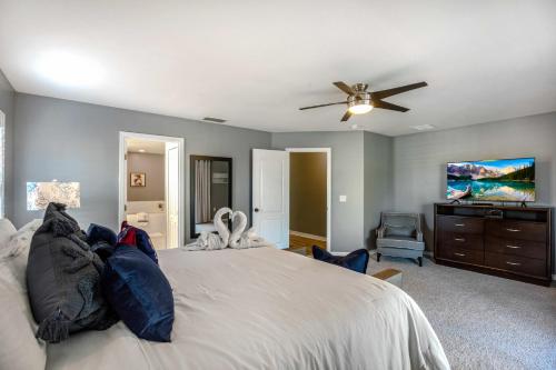 West Haven - 5 Bedroom Home located in a gated resort with amenities home has a private pool spa & game room - image 2