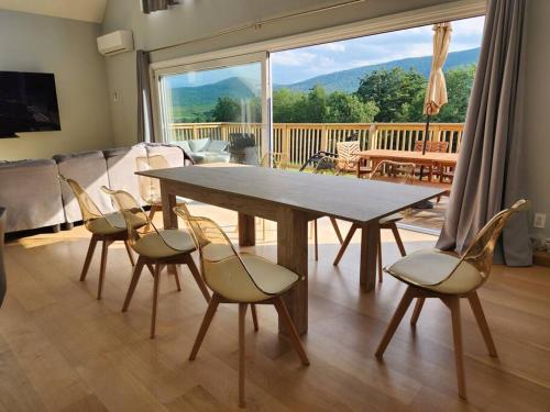 COZY COTTAGE WITH MOUNTAIN VIEW AT LAKEFRONT LOT in Stamford, USA