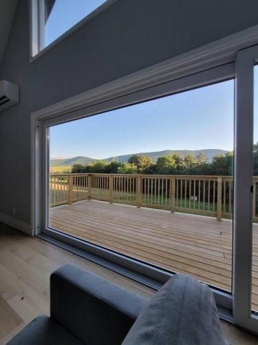 COZY COTTAGE WITH MOUNTAIN VIEW AT LAKEFRONT LOT in Stamford, USA