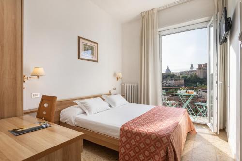 Standard Double Room with City View image 8