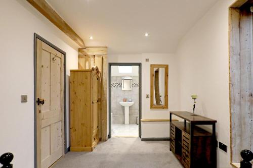 浴室, Cozy Farm Stay in Norfolk w Parking in 科寧勒福德